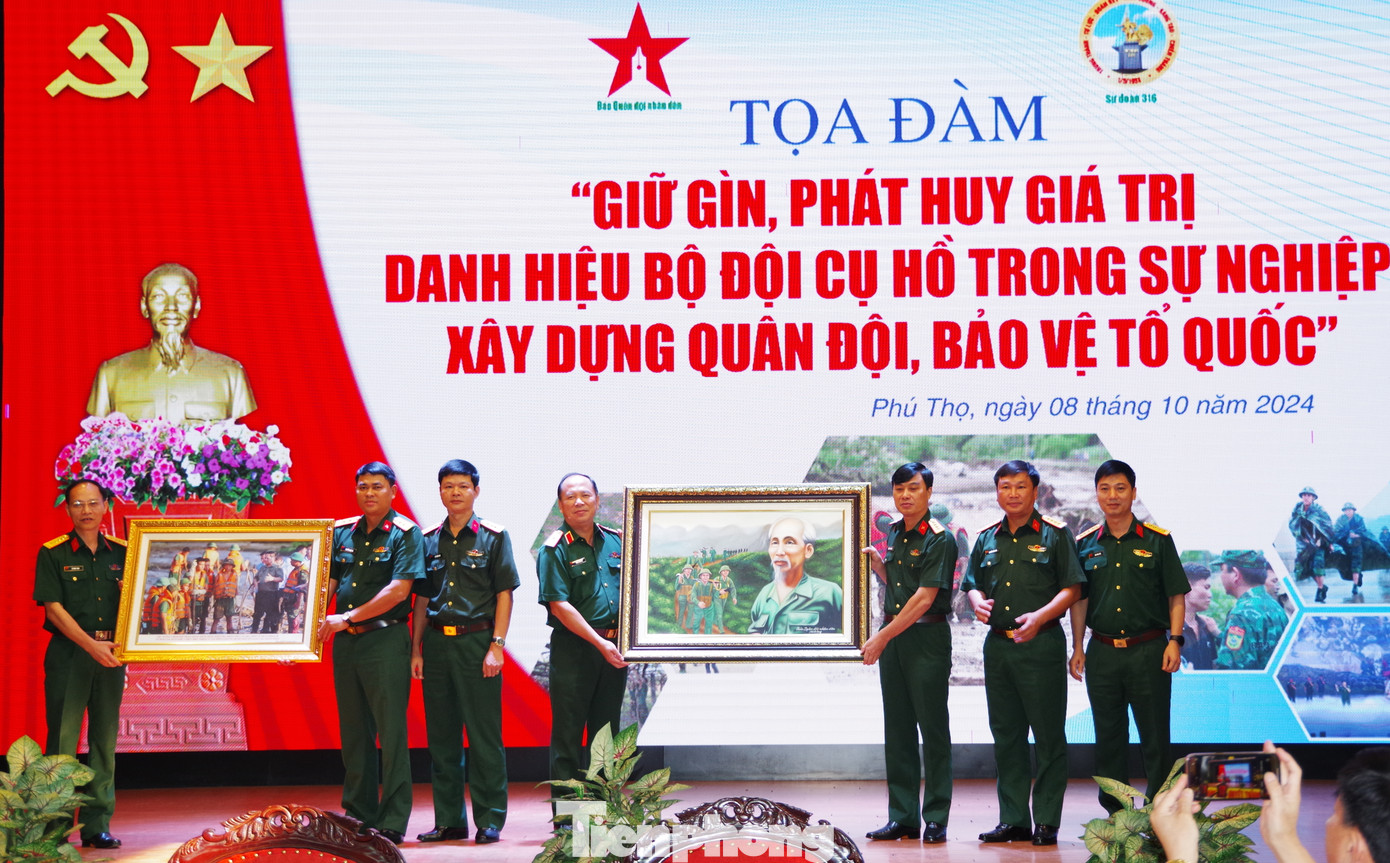 Báo Quân đội nhân dân tặng quà Sư đoàn 316.