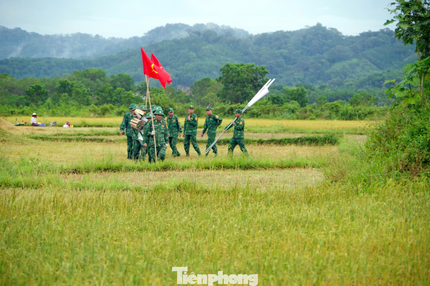 Đa số diện tích trồng lúa của người dân ở biên giới nằm ở thung lũng, địa hình hiểm trở nên không thể đưa máy nông nghiệp vào để thu hoạch. Chính vì vậy, người dân vẫn thu hoạch lúa thủ công.