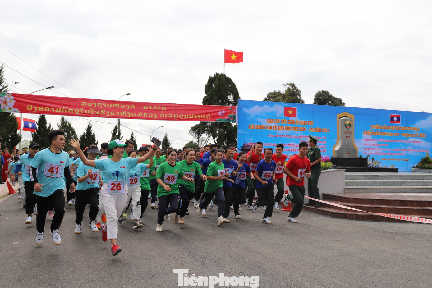Vận động viên là sĩ quan trẻ, đoàn viên thanh niên hai bên biên giới tham gia chạy việt dã xuyên biên giới. Vận động viên là sĩ quan trẻ, đoàn viên thanh niên hai bên biên giới tham gia chạy việt dã xuyên biên giới.