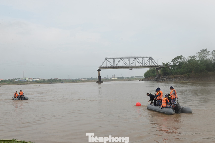 Ngoài ra, lính Công binh phối hợp với cán bộ, chiến sĩ đặc công Lữ đoàn Đặc công 126 (Quân chủng Hải quân) tìm kiếm người mất tích tại cầu Phong Châu.