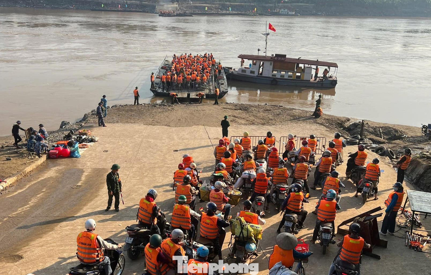 Bên cạnh việc giúp dân khắc phục đường sá, những chiến sĩ Công binh Lữ đoàn 249 vẫn ngày đêm sử dụng phà quân sự đưa người dân qua sông đoạn ở cầu Phong Châu (Phú Thọ) bị sập.