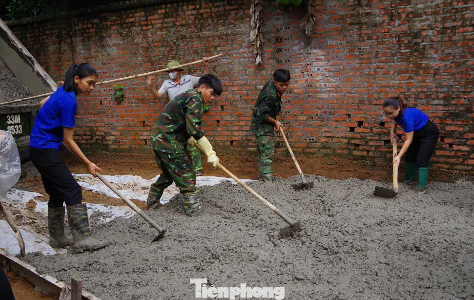 Tại các địa phương có đường giao thông hư hỏng, vào những ngày cuối tuần, Lữ đoàn Công binh 249 điều máy móc, thiết bị giúp dân sửa chữa đường giao thông.