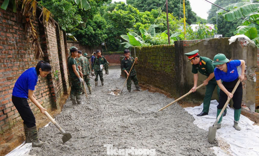 Chiến sĩ Công binh không quản vất vả đến các thôn giúp nhân dân khắc phục cơ sở hạ tầng, góp sức giúp người dân ổn định cuộc sống.