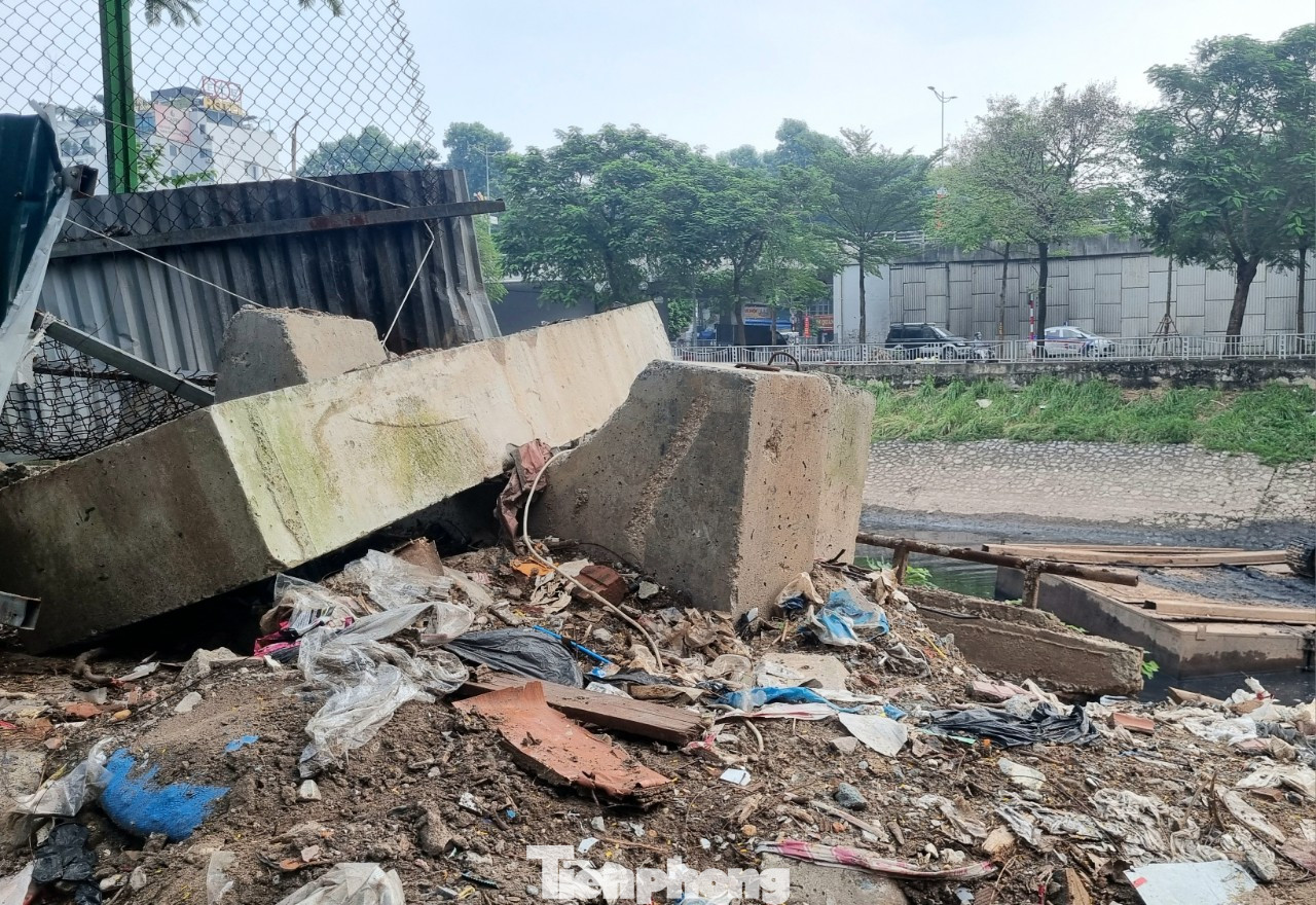 Sau khi dừng thi công, các đơn vị này không lắp đặt lại lan can, hoặc làm rào ngăn tạm. Trong khi, công trường đầy sắt thép han rỉ, gây nguy hiểm cho người đi đường và cư dân sống trên con phố này. Được biết, công trình này thuộc hạng mục xây dựng cống bao cho sông Tô Lịch. Nhà thầu thi công là Công ty TEKKEN (Nhật Bản). Sau khi dừng thi công, các đơn vị này không lắp đặt lại lan can, hoặc làm rào ngăn tạm. Trong khi, công trường đầy sắt thép han rỉ, gây nguy hiểm cho người đi đường và cư dân sống trên con phố này. Được biết, công trình này thuộc hạng mục xây dựng cống bao cho sông Tô Lịch. Nhà thầu thi công là Công ty TEKKEN (Nhật Bản).