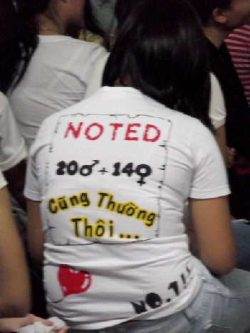 “Tuyên ngôn” của một bạn trẻ trong buổi giáo dục giới tính, với ý nghĩa: nam 20 tuổi yêu nữ 14 tuổi là bình thường, theo giải thích của người mặc áo. Ảnh: Phúc Thịnh