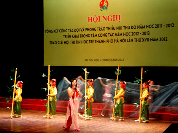 Tiết mục văn nghệ được giáo viên và học sinh thể hiện