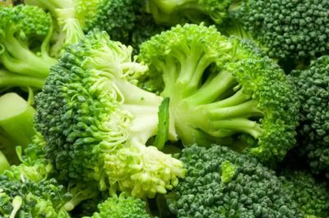 Các loại rau xanh rất giàu chất sắt, folate, vitamin, canxi và các chất dinh dưỡng khác giúp cải thiện sức khỏe của tóc.