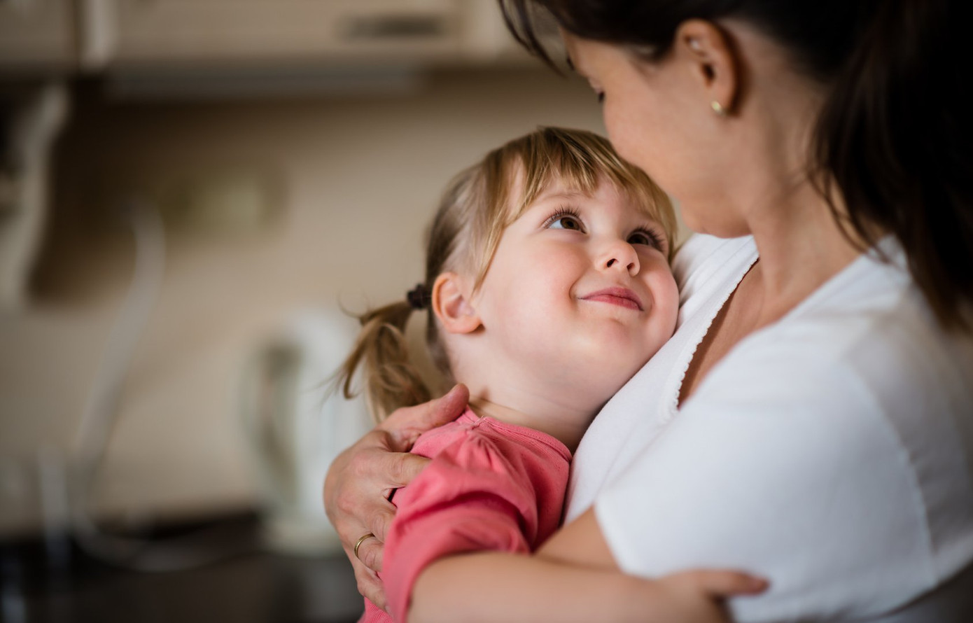 Trẻ thường xuyên được ôm ấp là những cá thể hạnh phúc. Trẻ thường xuyên được ôm ấp là những cá thể hạnh phúc.