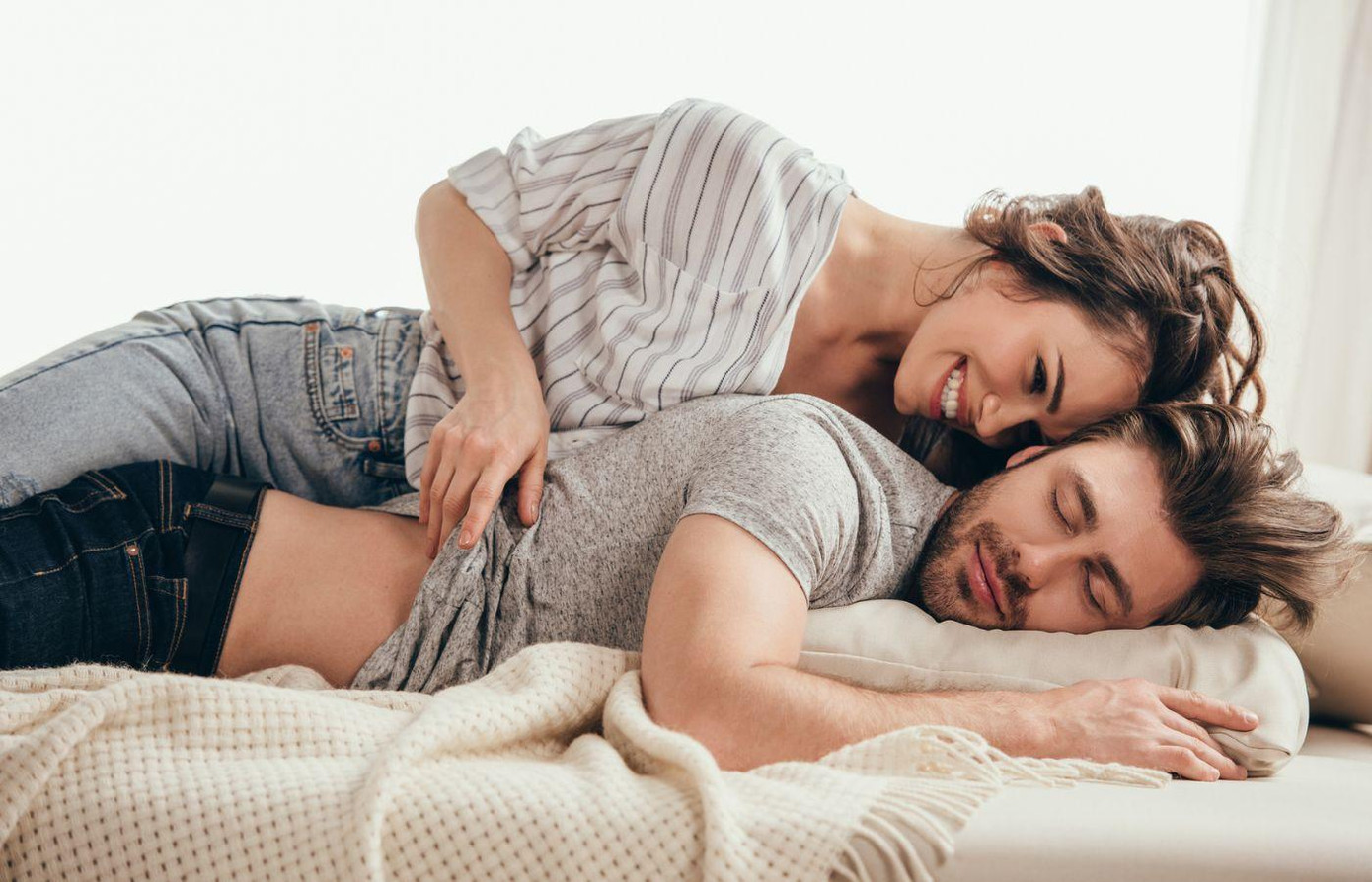 Chàng thường mệt mỏi và lăn ra ngủ ngay sau bữa tối.