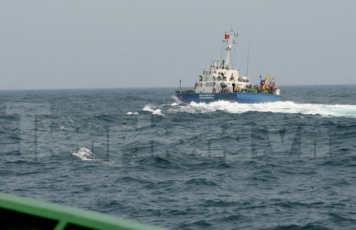 Cưỡi sóng tuần tra biển