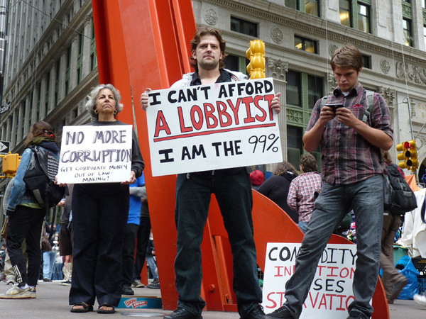 “Tôi không đủ điều kiện để vận động hành lang. Tôi là 99%”, “Đừng tham nhũng nữa”. Những khẩu hiệu này đang truyền đi khắp thế giới. “Tôi không đủ điều kiện để vận động hành lang. Tôi là 99%”, “Đừng tham nhũng nữa”. Những khẩu hiệu này đang truyền đi khắp thế giới