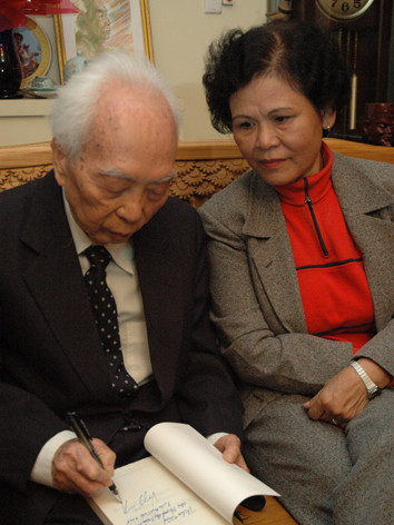 Đại tướng viết tặng sách cho chị Xuân Khải