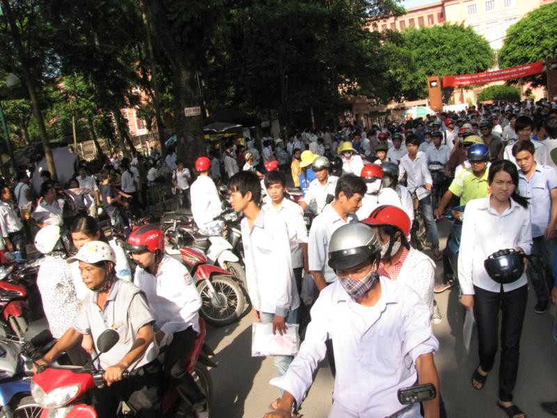 Đoạn đường Tây Sơn trước trường ĐH Thủy Lợi cũng ùn tắc cục bộ sau giờ thi môn Lý chiều nay