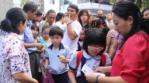 Nhiều phụ huynh cố chen đưa con vào tận nơi nhưng không được. Ảnh: Như Hùng (Tuổi Trẻ). Nhiều phụ huynh cố chen đưa con vào tận nơi nhưng không được. Ảnh: Như Hùng