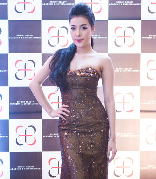 Kỷ niệm 20 năm bước chân vào làng người mẫu, cặp song sinh Thúy Hằng - Thúy Hạnh đã bất ngờ tách riêng và mở công ty đào tạo, giải trí của chính mình mang tên BB Plus. Á Hậu Dương Tú Anh Hoa hậu đông nam Á Phan Hoàng Thư Top 15 hoa hậu châu Á Thái Bình Dương Trương Tùng Lan Top 5 miss Ngoisao Hằng Kool Top 5 miss Ngoisao Đỗ Kiều Oanh Với tâm huyết qua 20 năm, với lòng yêu nghề và đầy nhiệt huyết của hai chị em cùng các cộng sự BB Plus đã chính thức ra đời, hoạt động với thương hiệu BB Academy & Entertaiment với hai mảng là đào tạo và cung cấp các dịch vụ giải trí. Vợ chồng diễn viên Minh Tiệp MC Tuấn Tú Sự có mặt của các mẫu nhí - Lớp học baby Pro