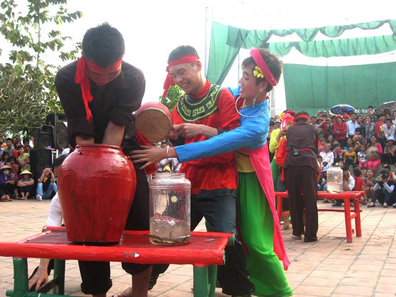 Trò chơi bắt trạch trong chum đầy hào hứng và quyết liệt của hai chàng rể