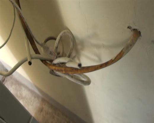 Tiếp theo là cắt cáp, vô hiệu hóa camera theo dõi