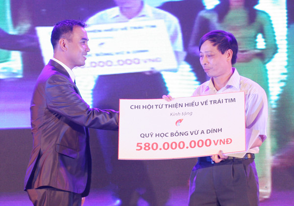 Chủ tịch chi hội từ thiện Hiểu về Trái tim Quyền Linh chia sẻ cùng Quỹ học bổng Vừ A Dính