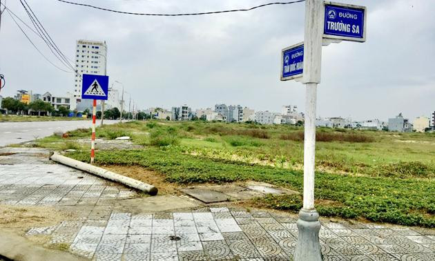 Khu “đất vàng” thuộc khu đô thị mới Hoà Hải 1-3 (phường Hoà Hải, quận Ngũ Hành Sơn, Đà Nẵng) với diện tích là 12,04 ha liên quan đến việc tranh chấp chuyển nhượng khiến Giám đốc Công ty TNHH MTV Land Hà Hải tự tử ngay sau khi nghe tòa tuyên án. Khu “đất vàng” thuộc khu đô thị mới Hoà Hải 1-3 (phường Hoà Hải, quận Ngũ Hành Sơn, Đà Nẵng) với diện tích là 12,04 ha liên quan đến việc tranh chấp chuyển nhượng khiến Giám đốc Công ty TNHH MTV Land Hà Hải tự tử ngay sau khi nghe tòa tuyên án.