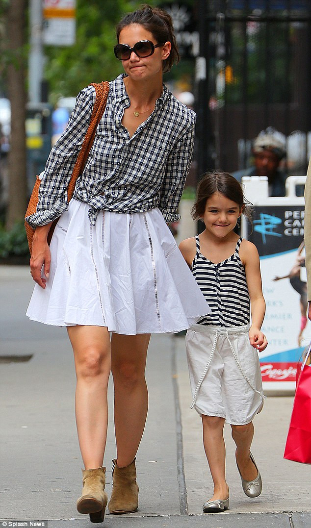 Suri liên tục cười nói và nhoẻn miệng cười đáng yêu như một thiên thần