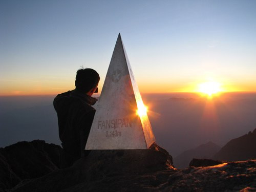 Trang bị những kỹ năng cần thiết sẽ giúp chuyến chinh phục Fansipan của bạn trở thành một kỷ niệm đáng nhớ. Ảnh: vietwonders