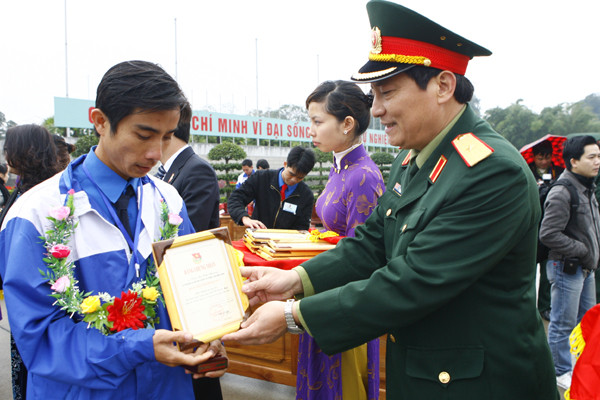 Thiếu tướng Đặng Nam Điền, chính uỷ Bộ tư lệnh bảo vệ Lăng trao bằng khen cho các Bí thư chi đoàn cơ sở xuất sắc.