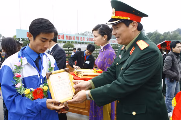 Thiếu tướng Đặng Nam Điền, chính uỷ Bộ tư lệnh bảo vệ Lăng trao bằng khen cho các Bí thư chi đoàn cơ sở xuất sắc.