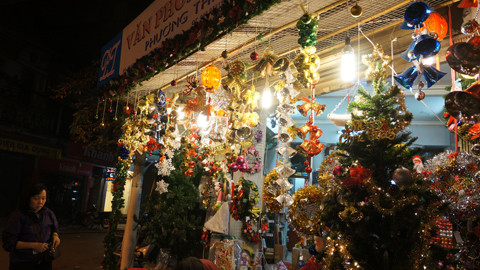 Năm nay giá một số mặt hàng cũng không cao hơn so với năm ngoài là mấy. Chỉ cần bỏ ra từ 70 – 140.000đ là có thể mua được món đồ trang trí hay bộ quần áo Noel bắt mắt 