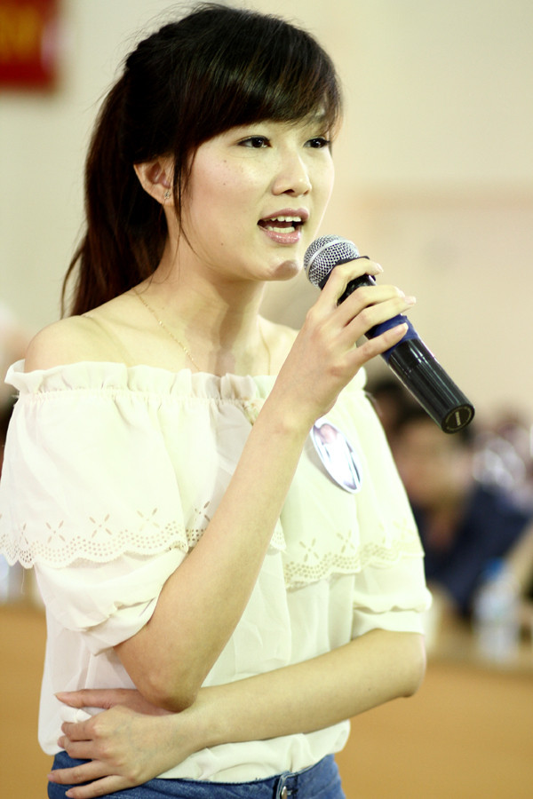 Đồng thời thể hiện sự duyên dáng của một hướng dẫn viên du lịch. Đồng thời thể hiện sự duyên dáng của một hướng dẫn viên du lịch