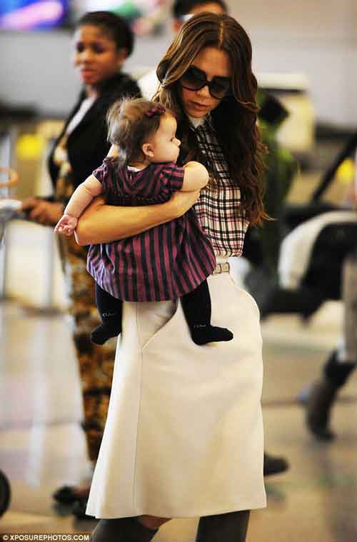 Xuất hiện tại sân bay Los Angle (Mỹ), hai mẹ con nhanh chóng trở thành tâm điểm của sự chú ý. Tại buổi lễ trao giải thưởng British Fashion. Hai mẹ con tại thành phố Los Angles. Vic và Harper với tone hồng xuất hiện trên đường phố New York (Mỹ) trong tuần lễ thời trang New York. Công chúa Harper trông thật đáng yêu với chiếc váy và chiếc nơ xinh màu hồng. Hai mẹ con đi mua sắm tại của hàng Big Apple. Vừa mới bước chân ra khỏi cửa hàng Channel, hai mẹ con đã bị những paparazzi chộp được.