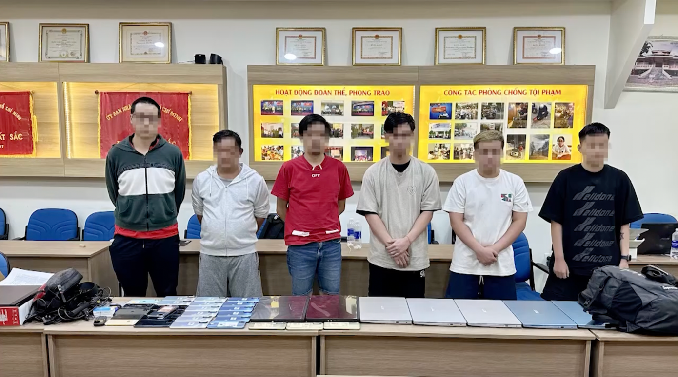 Các đối tượng có liên quan được đưa về trụ sở Cơ quan An ninh điều tra - Công an TPHCM. Ảnh: Công an cung cấp