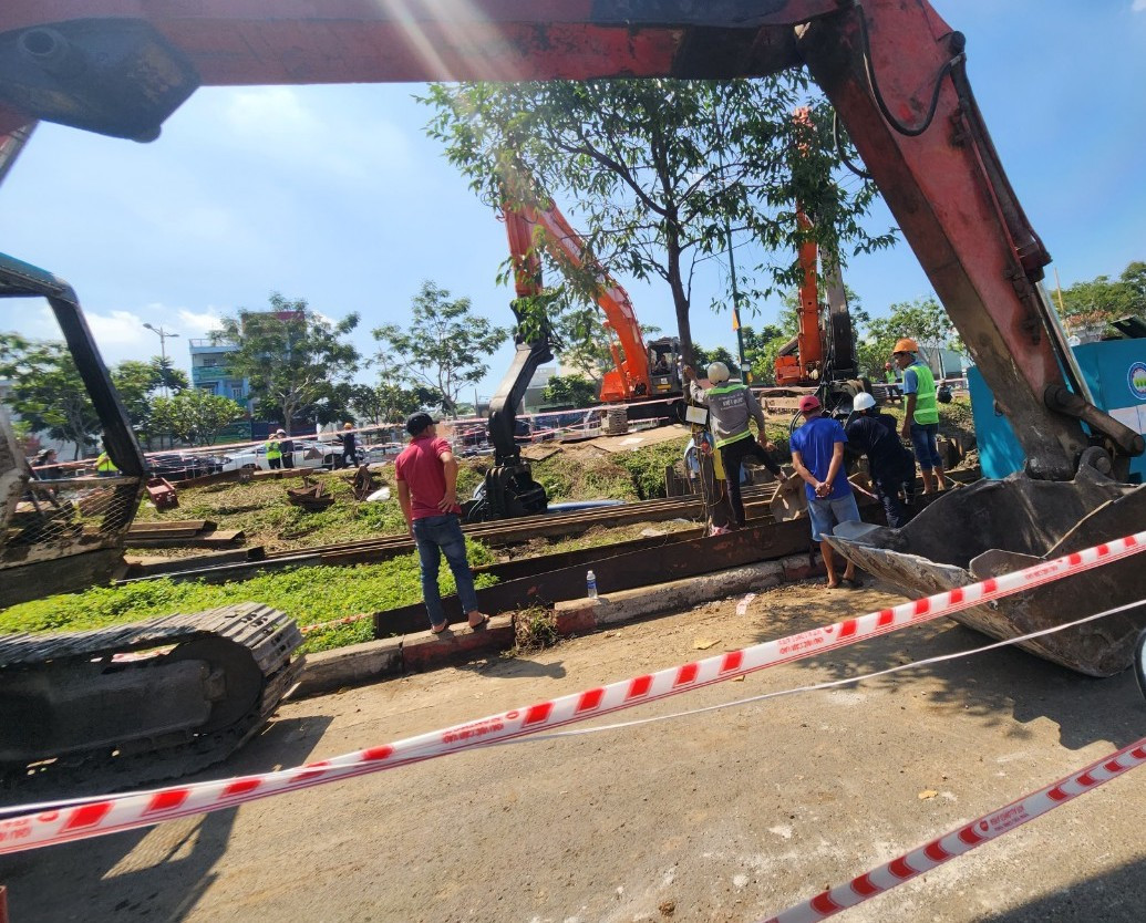 Ngay sau khi sự cố xảy ra, đơn vị đã huy động xe cơ giới và các máy móc, thiết bị chuyên dụng để phục vụ công tác sửa chữa. Ngay sau khi sự cố xảy ra, đơn vị đã huy động xe cơ giới và các máy móc, thiết bị chuyên dụng để phục vụ công tác sửa chữa.