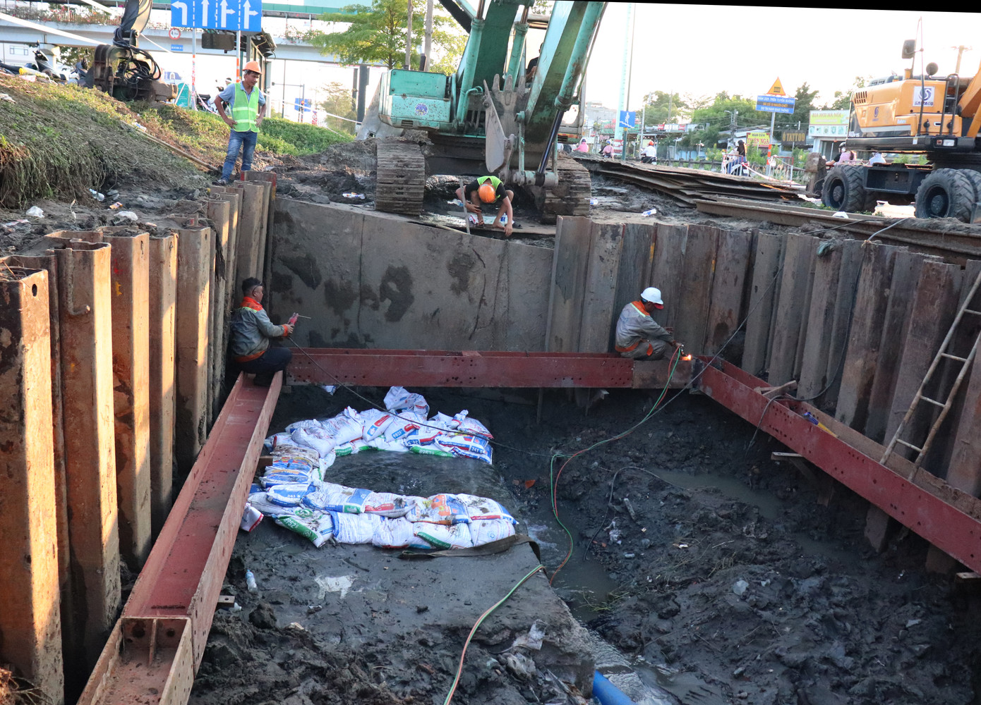 Vị trí nơi xảy ra sự cố xì bể đường ống D1500mm. Vị trí nơi xảy ra sự cố xì bể đường ống D1500mm.