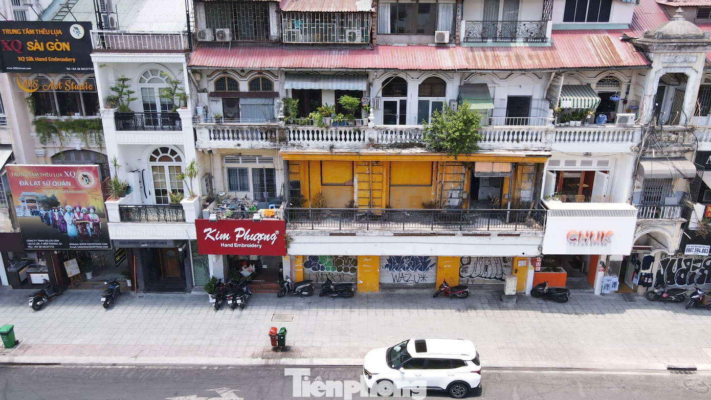 Theo KTS Ngô Viết Nam Sơn, giữa công trình cũ và mới cần tính toán việc lắp mái che xuyên suốt hai bên đường đủ dài, tránh đoạn có đoạn không. Theo KTS Ngô Viết Nam Sơn, giữa công trình cũ và mới cần tính toán việc lắp mái che xuyên suốt hai bên đường đủ dài, tránh đoạn có đoạn không.