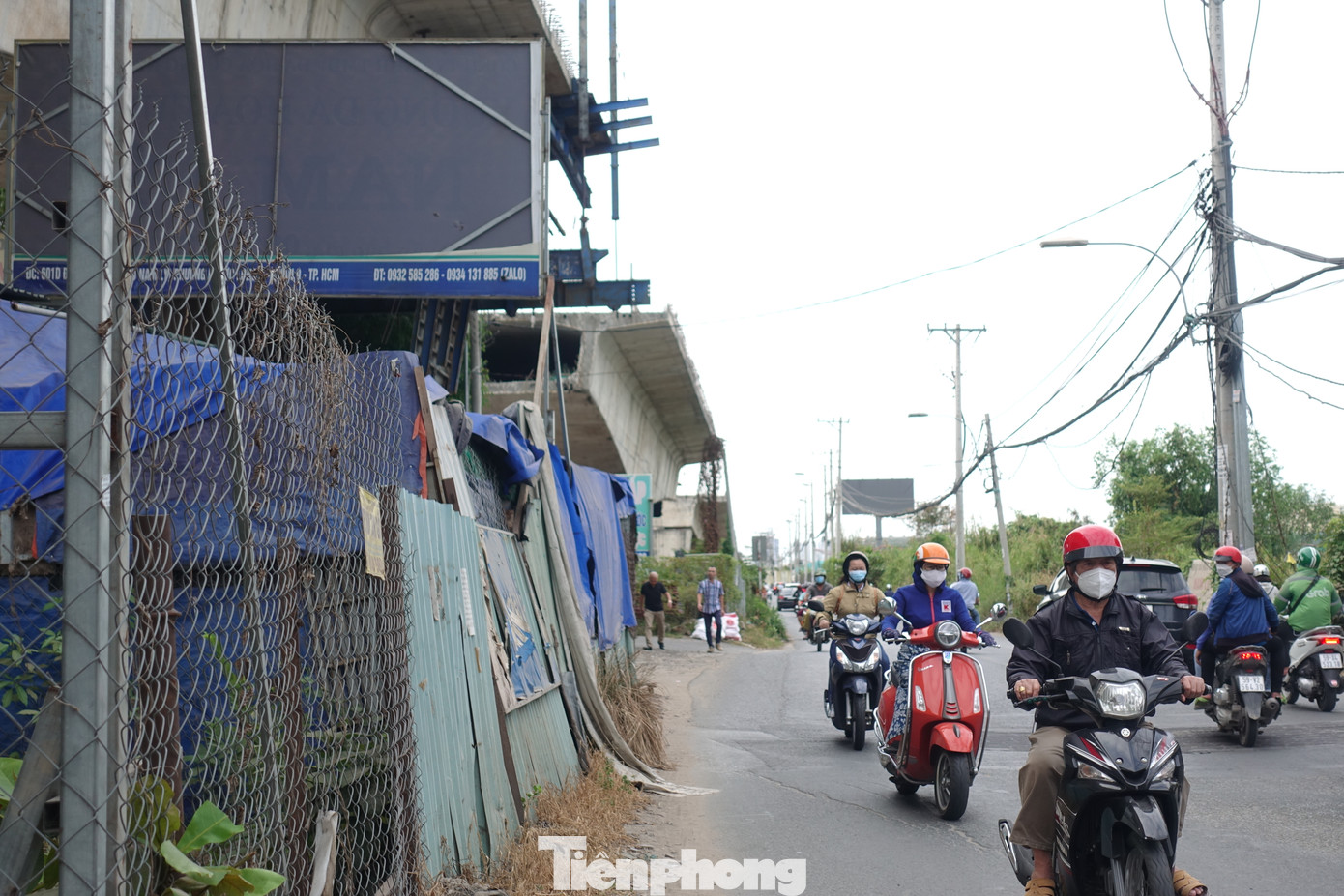 Đường Đỗ Xuân Hợp (đoạn qua khu vực dự án xây dựng cầu Nam Lý) thường xuyên xảy ra ùn ứ vào giờ cao điểm.