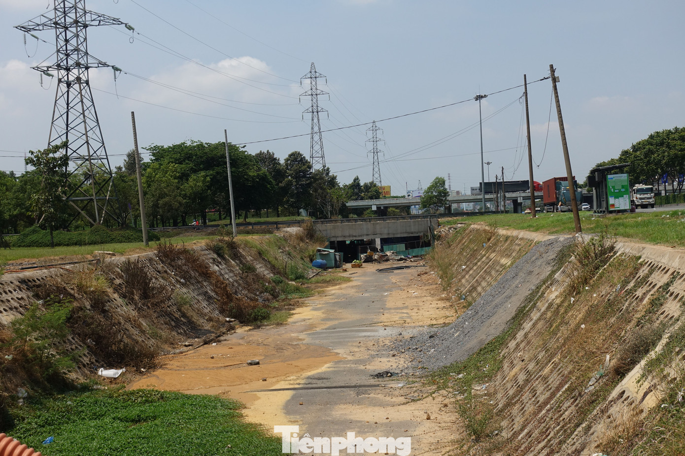 Công trình hầm hở trên trục đường song hành bên phải đang tạm ngưng thi công chờ mặt bằng.