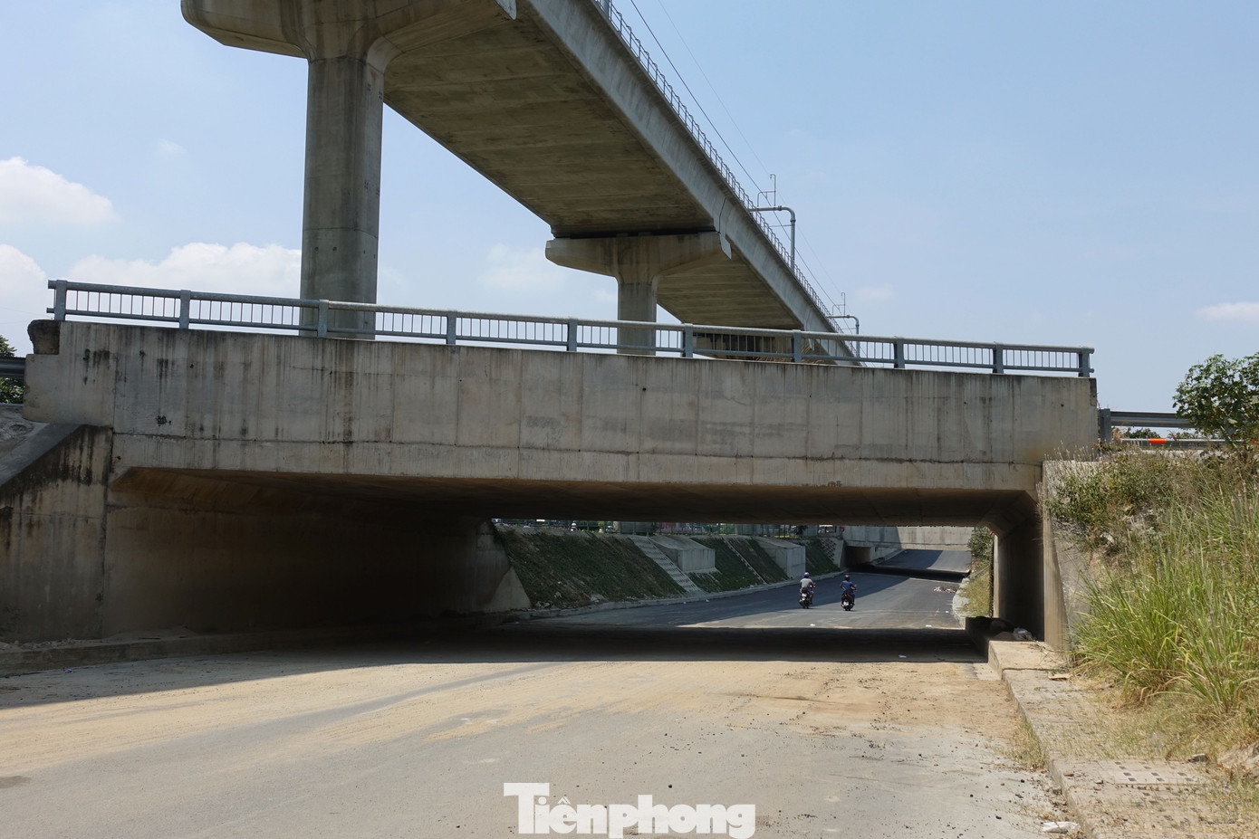 Theo chủ đầu tư, sau khi được nghiệm thu và tổ chức phương án giao thông, hầm hở trên trục đường song hành bên trái Xa lộ Hà Nội sẽ được thông xe vào cuối tháng 4 tới đây.