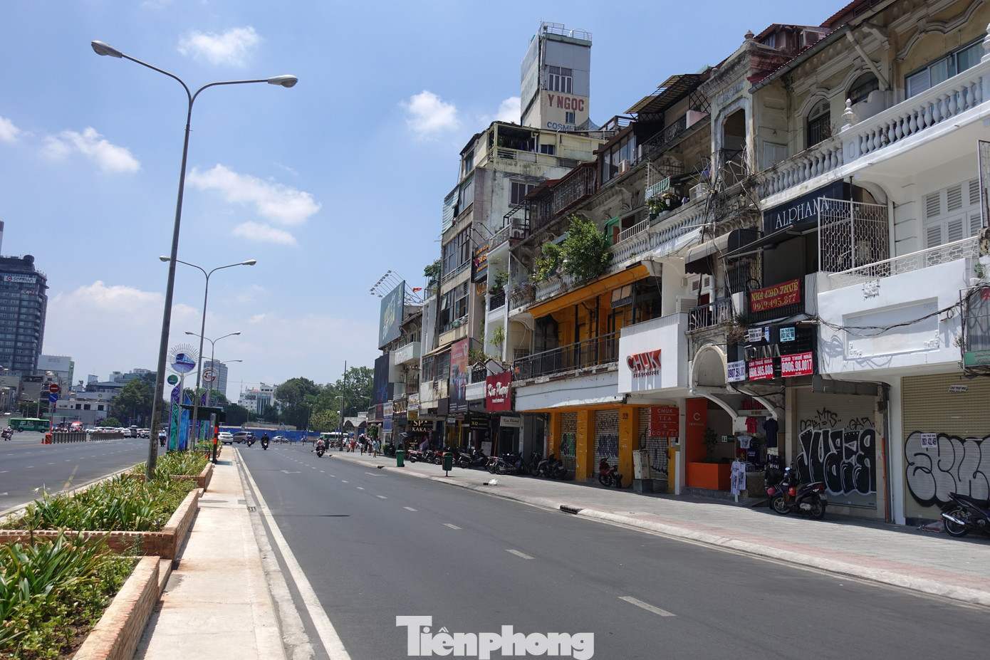 Về biện pháp kỹ thuật, mái che dự kiến sẽ có kết cấu khung sắt lợp tôn và đóng trần phía dưới, kích thước mái che vươn ra 4 mét.