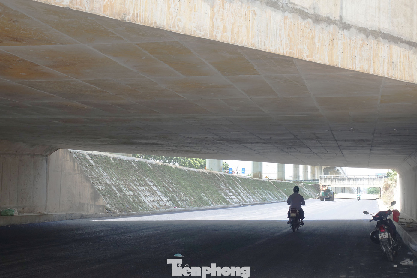 Hầm rộng 13,5 m cho ba làn xe lưu thông với vận tốc tối đa 50km/h.