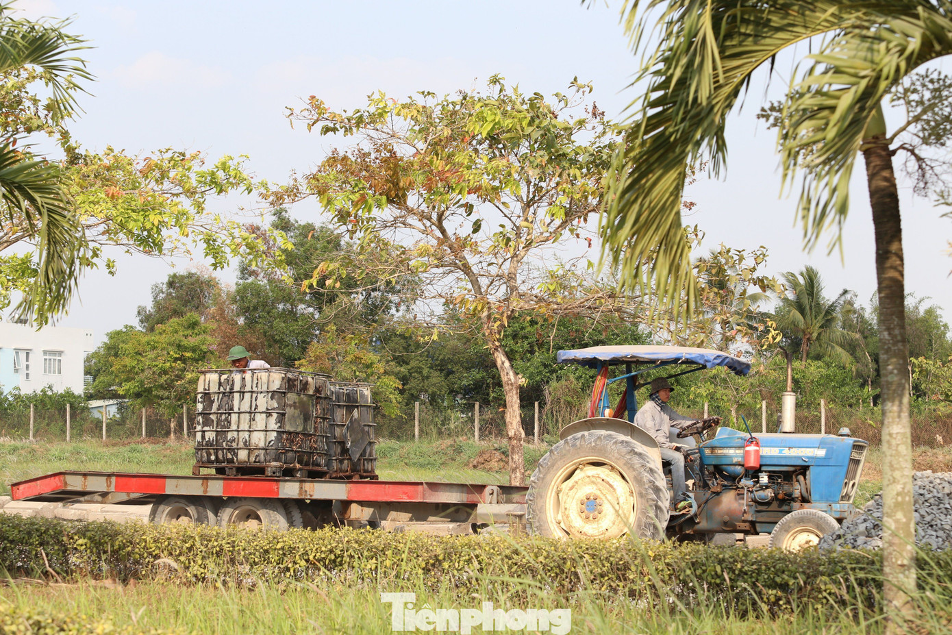Công tác thi công, hoàn thiện hạ tầng kỹ thuật cho khu dân cư này đang được tất bật triển khai. Ảnh: Ngô Tùng