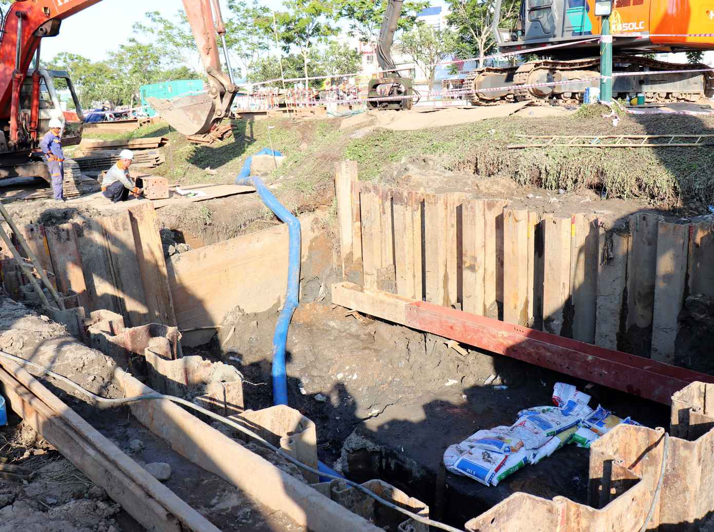 Trưa 27/3, việc khắc phục sự cố xì bể tuyến ống cấp nước D1500 trên đường Phạm Văn Đồng (TP Thủ Đức) đã cơ bản hoàn thành Trưa 27/3, việc khắc phục sự cố xì bể tuyến ống cấp nước D1500 trên đường Phạm Văn Đồng (TP Thủ Đức) đã cơ bản hoàn thành