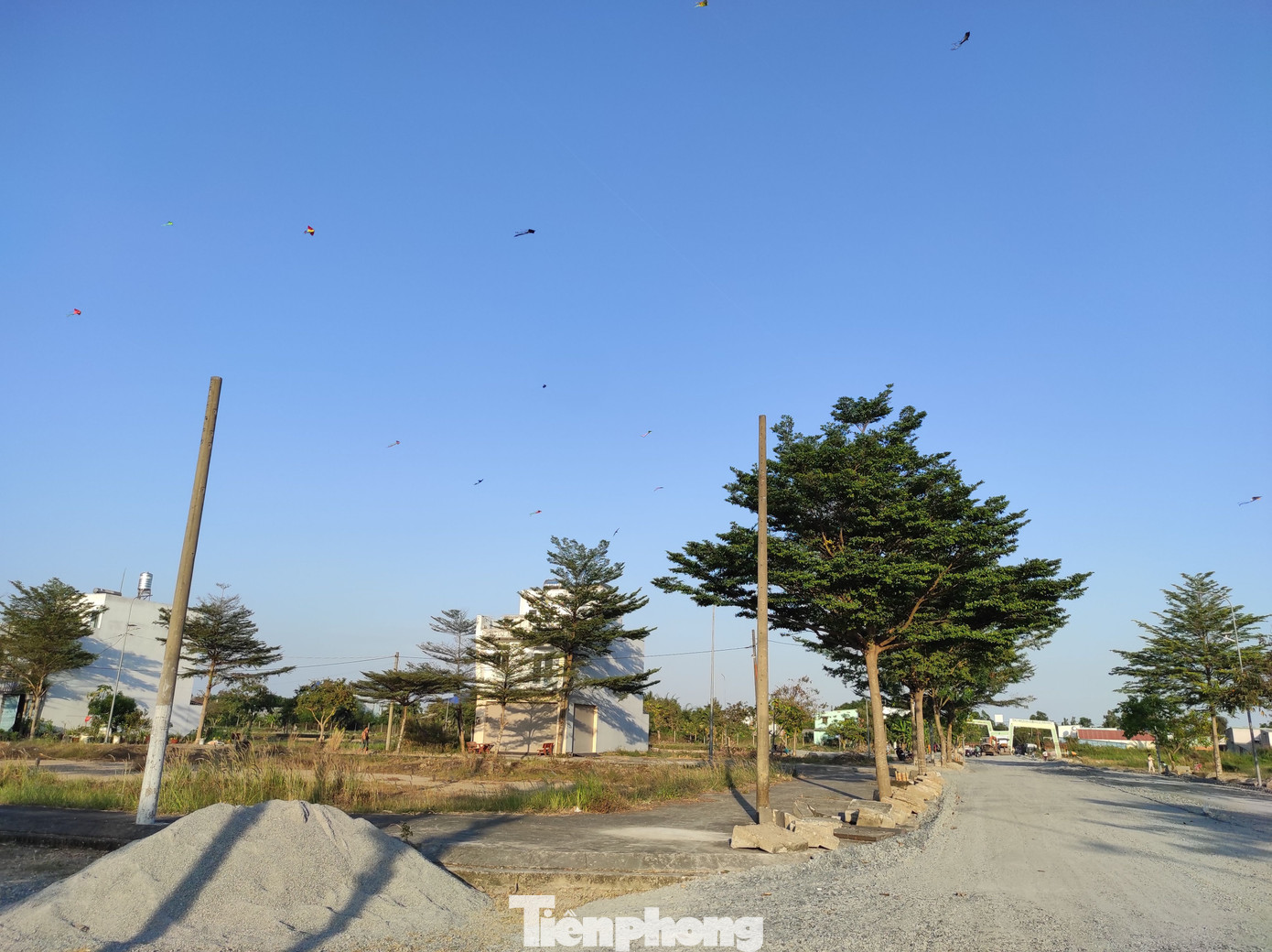 Ngoài ra, UBND huyện Bình Chánh đã có báo cáo UBND TPHCM kiến nghị sớm đẩy nhanh cấp giấy chứng nhận quyền sử dụng đất quyền sở hữu nhà ở và tài sản khác gắn liền với đất cho các hộ được bố trí tái định cư tại khu dân cư An Hạ.