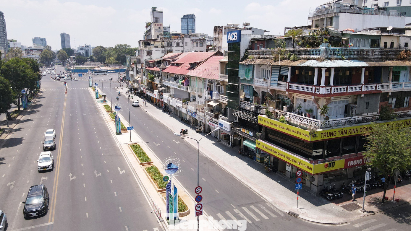 Đường Lê Lợi là trục đường thương mại, dịch vụ, thường xuyên là nơi dừng chân của du khách trong, ngoài nước và là cầu nối giữa các công trình trọng điểm của thành phố như chợ Bến Thành, Nhà hát Thành phố và Phố đi bộ Nguyễn Huệ. Đường Lê Lợi là trục đường thương mại, dịch vụ, thường xuyên là nơi dừng chân của du khách trong, ngoài nước và là cầu nối giữa các công trình trọng điểm của thành phố như chợ Bến Thành, Nhà hát Thành phố và Phố đi bộ Nguyễn Huệ.