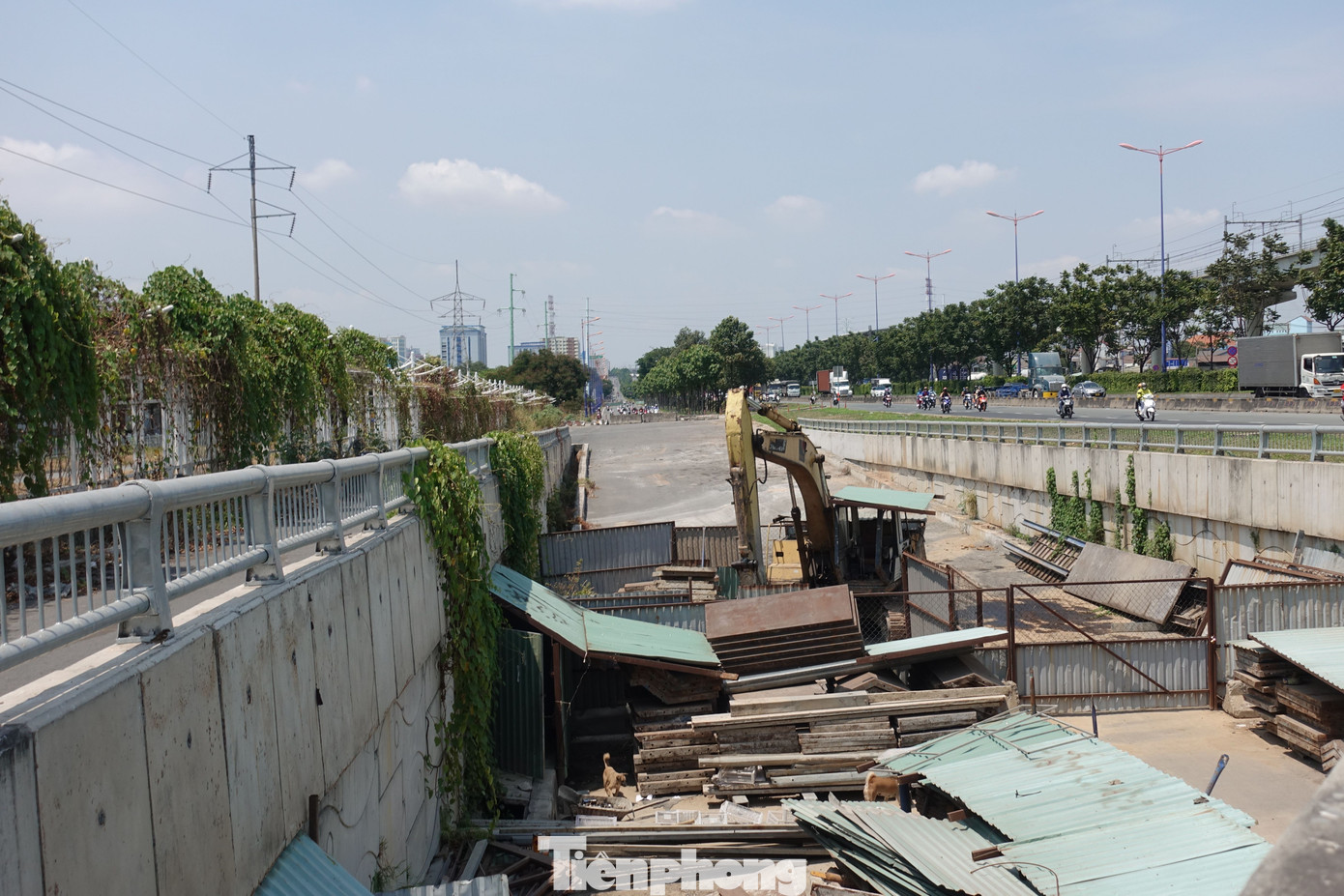 Công trình này đang tạm ngưng thi công do còn vướng mắc vấn đề chưa bàn giao mặt bằng của 28 hộ dân ở phường Tân Phú, TP Thủ Đức (dài khoảng 400m với diện tích là 4.150m2).
