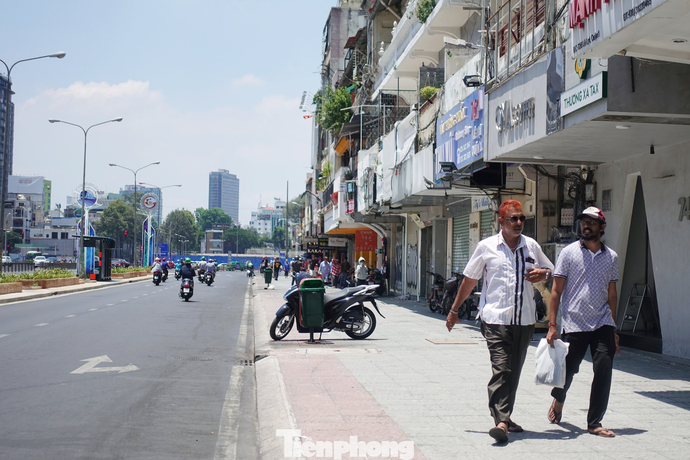 Nắng nóng rát mặt trên phần đường Lê Lợi cùng hướng lưu thông với chợ Bến Thành (quận 1).