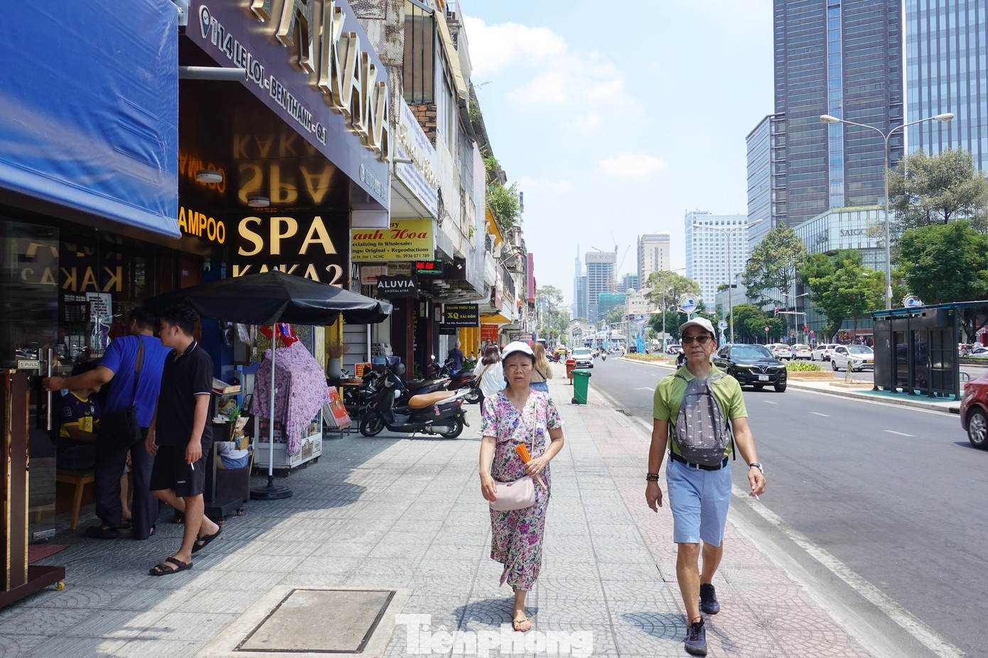 Du khách đội nắng tham quan trên đường Lê Lợi (quận 1). Ảnh: Hữu Huy Du khách đội nắng tham quan trên đường Lê Lợi (quận 1). Ảnh: Hữu Huy