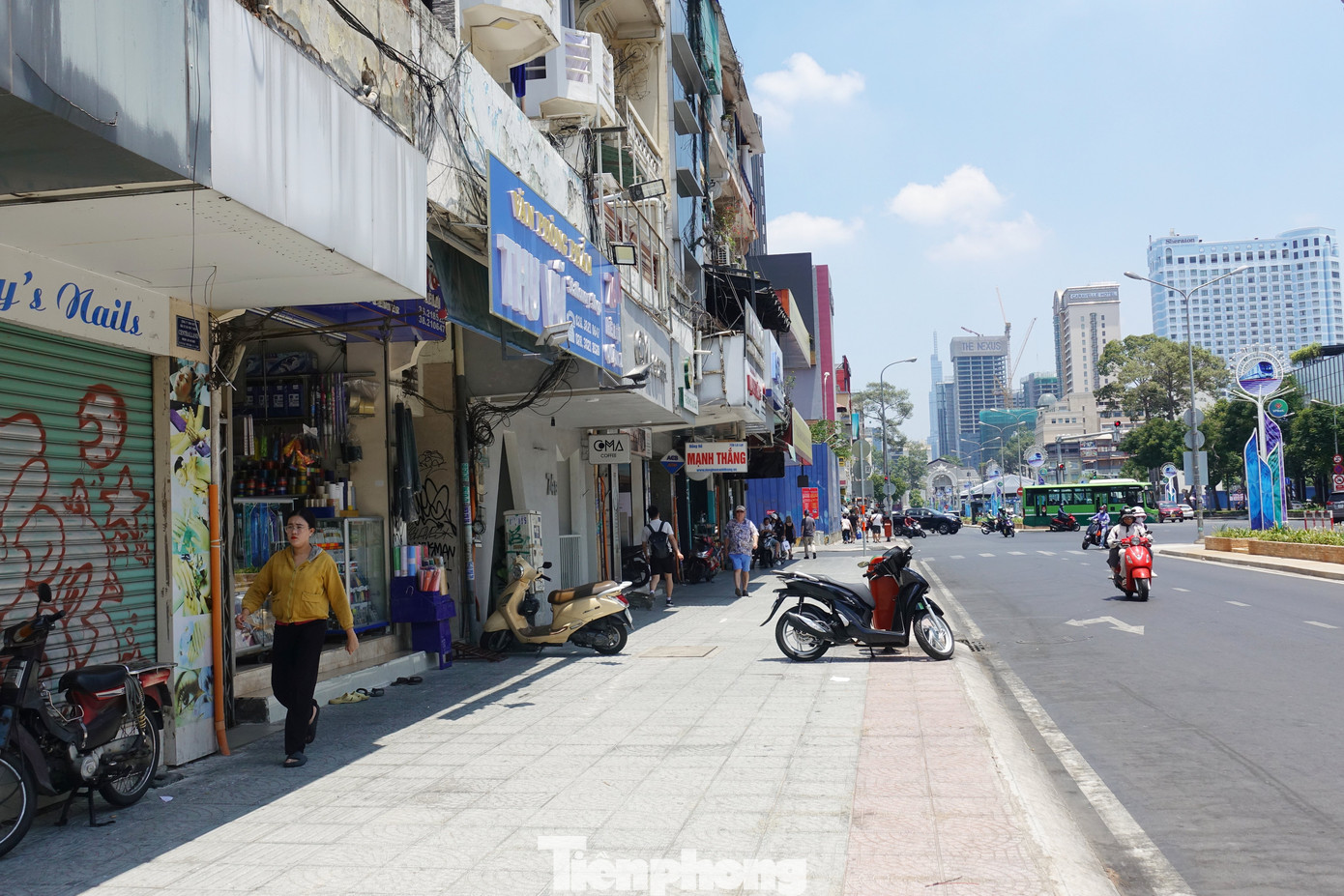Người dân và du khách di chuyển dưới mái hiên các cửa hàng trên đường Lê Lợi để tránh nắng. Ảnh: Hữu Huy Người dân và du khách di chuyển dưới mái hiên các cửa hàng trên đường Lê Lợi để tránh nắng. Ảnh: Hữu Huy
