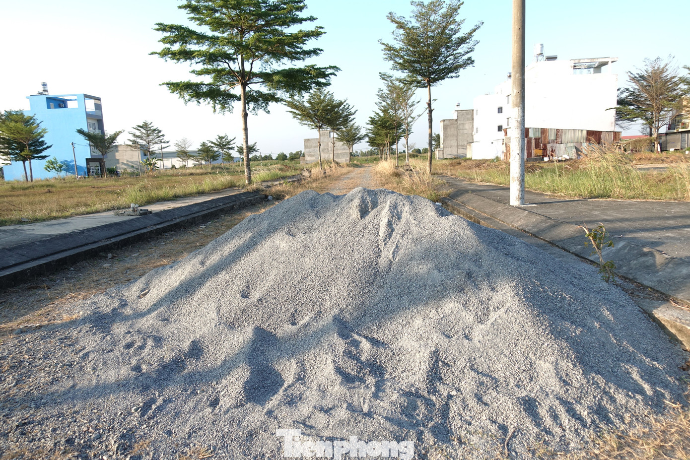 Vật liệu xây dựng được tập kết sẵn sàng công tác thi công.