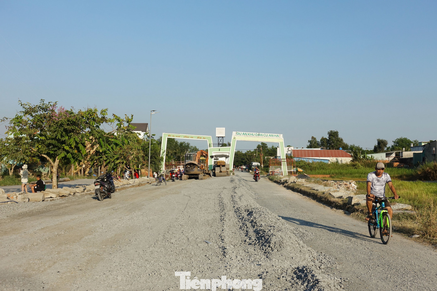 Đường trục chính của khu dân cư An Hạ đang được nâng cấp.