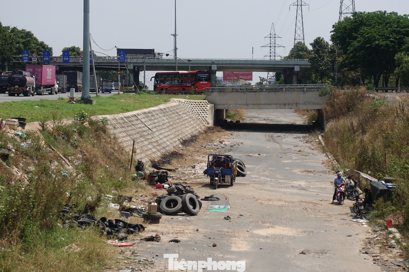 Theo chủ đầu tư, nếu được giải quyết bàn giao mặt bằng, nhà thầu dự kiến sẽ thực hiện xong đoạn còn lại của hầm hở trên trục đường song hành bên phải trong khoảng 3 tháng.